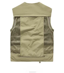 Vue arrière du gilet de pêche kaki montrant le tissu en maille et la poche zippée