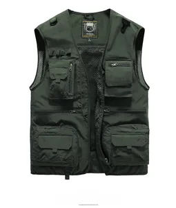 Détail de la doublure en maille vert armée et des poches multiples sur le gilet de pêcheur
