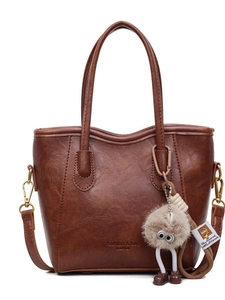 Borsa a secchiello vintage in pelle PU marrone con ciondolo di peluche e dettagli bronzo
