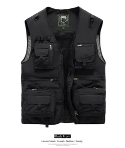 Détail d'un gilet d'extérieur noir à plusieurs poches avec doublure en mesh respirant