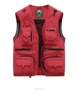 Détail du gilet de pêche bordeaux à poches multiples avec fermetures éclair robustes