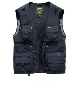 Détails d'un gilet d'extérieur bleu foncé fonctionnel avec doublure en mesh et poches