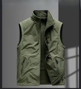 Détail de gilet polaire vert armée avec fermeture éclair et col montant chaud