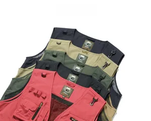 Détail montrant les gilets de pêche en plusieurs couleurs avec poches et maille