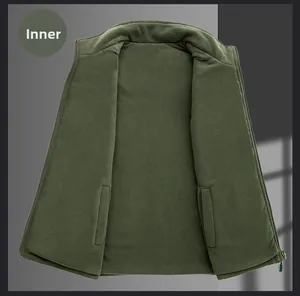 Détail de la doublure en polaire verte et des poches intérieures de cette veste d'hiver