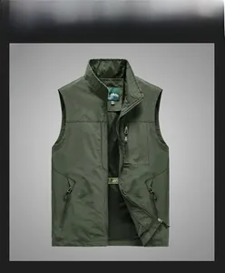 Détail de la veste vert militaire montrant les poches et la doublure filet