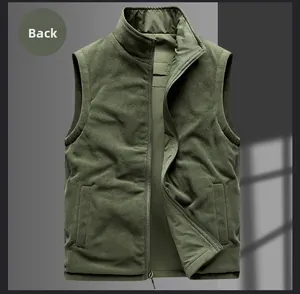 Détail de la doublure en polaire chaude et des poches intérieures d'un gilet vert foncé