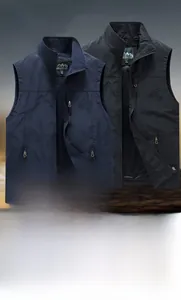 Dettaglio del tessuto impermeabile e traspirante dei gilet outdoor multitasche