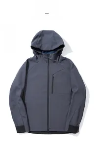 Detailansicht der grauen Softshelljacke mit wasserdichtem Stoff und Brust-Reißverschluss