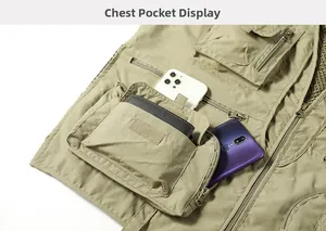 Détail montrant plusieurs poches cargo fonctionnelles sur un gilet de pêche kaki