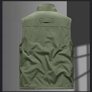 Vue arrière du gilet extérieur vert olive pour homme avec coutures renforcées et coupe-vent