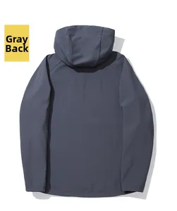 Rückansicht einer dunkelgrauen Herren Softshelljacke mit Kapuze und Raglanärmeln