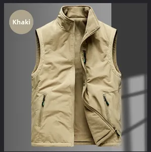 Détail de veste polaire kaki pour homme avec poches zippées et texture coupe-vent