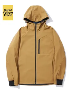Vorderansicht der senfgelben Outdoor Softshelljacke mit Brustreißverschluss und Kapuze