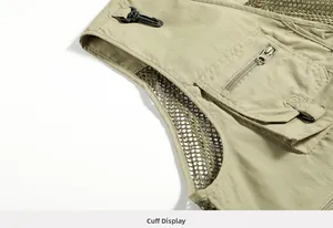 Détail d'un gilet de pêche kaki avec doublure en mesh, poche zippée et boucle d'attache