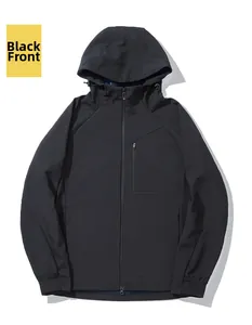 Vorderansicht einer schwarzen Softshell-Kapuzenjacke mit wasserdichtem Reißverschluss