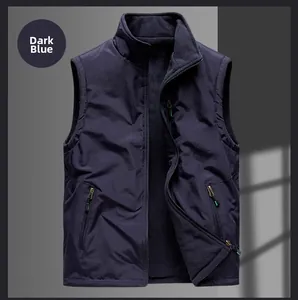 Détail du gilet thermique bleu marine avec doublure polaire, tissu coupe-vent et poches