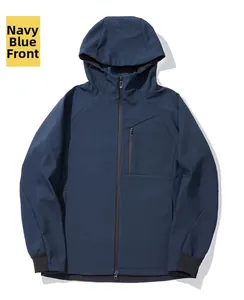 Detail der dunkelblauen Softshelljacke mit wasserdichtem Stoff und Brusttasche mit Reißverschluss