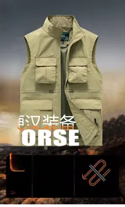 Gros plan sur le gilet extérieur kaki multi-poches en tissu imperméable et respirant