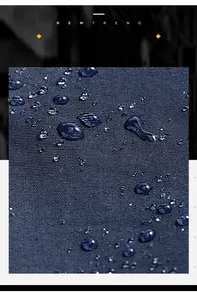 Macro del tessuto impermeabile blu navy con gocce d'acqua su materiale ad alte prestazioni