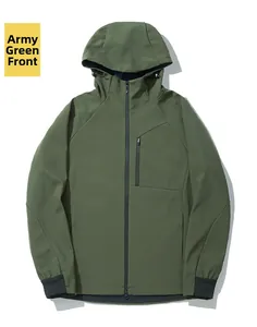 Detailansicht der olivgrünen Herren Softshelljacke mit Kapuze und Reißverschlusstasche