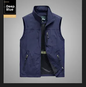 Détail du gilet d'extérieur bleu foncé avec doublure en maille et col montant