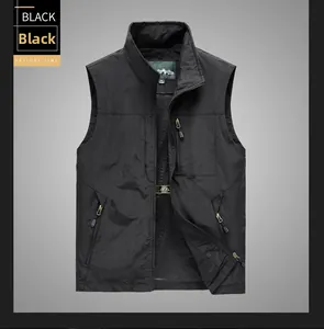 Détail d'un gilet d'extérieur noir avec poches zippées et doublure en maille respirante
