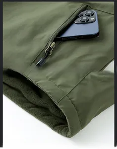 Détail de la doublure en polaire verte et poche zippée sur cette veste tactique