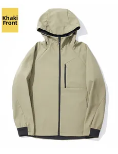 Detail der khakifarbenen Softshelljacke mit taktischer Kapuze und vertikaler Brusttasche