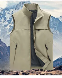 Vue détaillée du gilet de plein air kaki avec poches zippées et doublure en filet