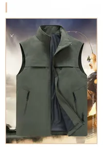 Détail du gilet d'extérieur vert foncé avec doublure en maille et multiples poches zippées