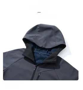 Detail der wasserdichten Softshelljacke mit hohem Kragen und warmem Fleecefutter