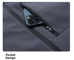 Detailansicht der taktischen Softshell-Jacke mit Reißverschlusstasche und Handy innen