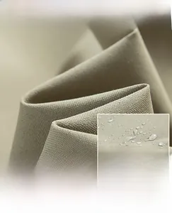 Détail du tissu en coton et polyester kaki avec technologie imperméable et effet déperlant