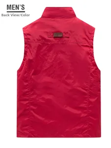 Vista posteriore del gilet rosso ad asciugatura rapida con collo alto e toppa in pelle CLASSIC