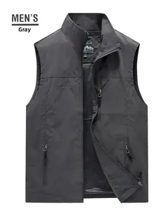 Dettaglio del gilet outdoor ad asciugatura rapida con fodera in rete traspirante e zip