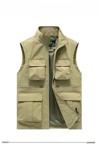 Détail du gilet outdoor kaki avec col montant, poches multiples et doublure mesh