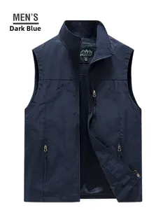 Dettaglio del gilet outdoor blu scuro con colletto in piedi, tasche zip e ricamo montagna