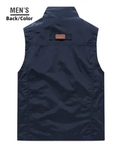 Vista posteriore del gilet outdoor blu scuro da uomo con etichetta classica in pelle marrone