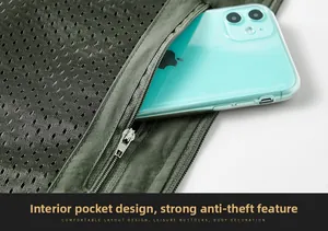 Détail de la poche intérieure en filet avec zip métallique dans une veste vert foncé