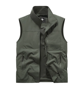 Détail de veste d'extérieur vert armée avec poches zippées et doublure en maille