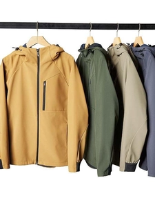 Wasserdichte Herren Softshell Outdoorjacke mit verstellbarer Kapuze in vier Farben