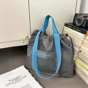 Graue Kordelzug-Tragetasche mit blauen Riemen und Netztasche für den täglichen Gebrauch