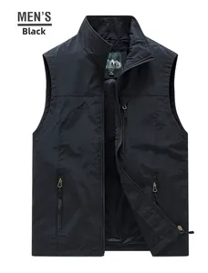 Dettaglio del gilet outdoor con tessuto ad asciugatura rapida e tasche con cerniera lampo