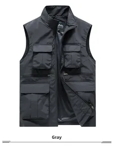 Détail de la doublure en maille et des multiples poches sur le gilet de pêche gris