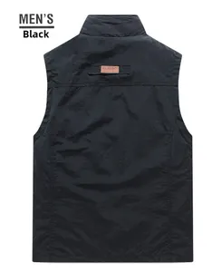 Dettaglio del gilet outdoor nero con patch in pelle e scritta CLASSIC sulla schiena