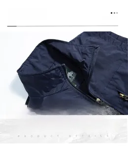 Dettaglio del colletto alla coreana e cerniera in metallo su un gilet blu sportivo