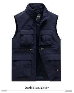 Détails d'un gilet bleu marine avec grandes poches utilitaires et col montant robuste