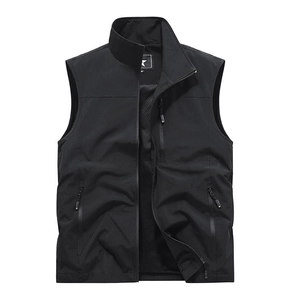Détail de gilet extérieur avec doublure en maille respirante et poches zippées cachées