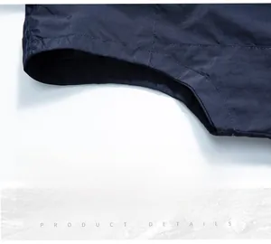 Dettaglio del giromanica con doppia cucitura su gilet outdoor blu navy rifinito